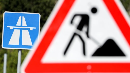 Ein Baustellenschild auf der Autobahn