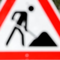 Ein Baustellenschild auf der Autobahn