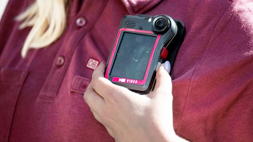 Bodycam an der Uniform einer DB- Mitarbeiterin