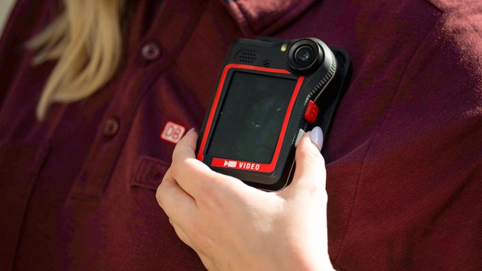 Bodycam an der Uniform einer DB- Mitarbeiterin