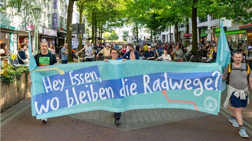 Menschen demonstrieren in Essen auf der Straße für die Forderungen der Initiative Radentscheid