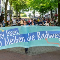 Menschen demonstrieren in Essen auf der Straße für die Forderungen der Initiative Radentscheid