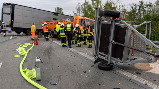 Einsatzlräfte an der Unfallstelle.