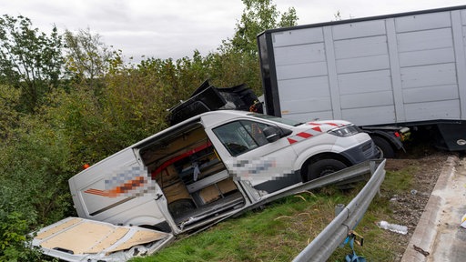 Involviertes Fahrzeug liegt im Seitengraben. 