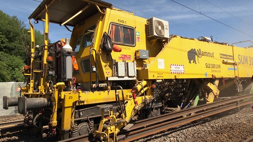 Ein Bagger der Bahn steht auf Gleisen