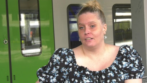 Eine Kundin der Bahn sitzt auf einer Bank im Wuppertaler Hauptbahnhof