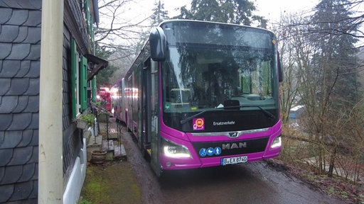 Ein Bus des Schienenersatzverkehrs steht festgefahren an einem Abhang 