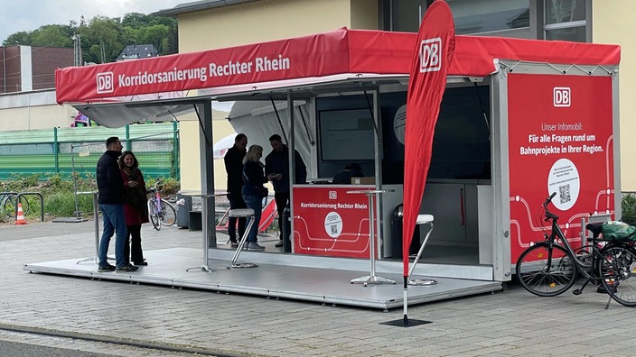 Ein rotes Infomobil der Deutschen Bahn