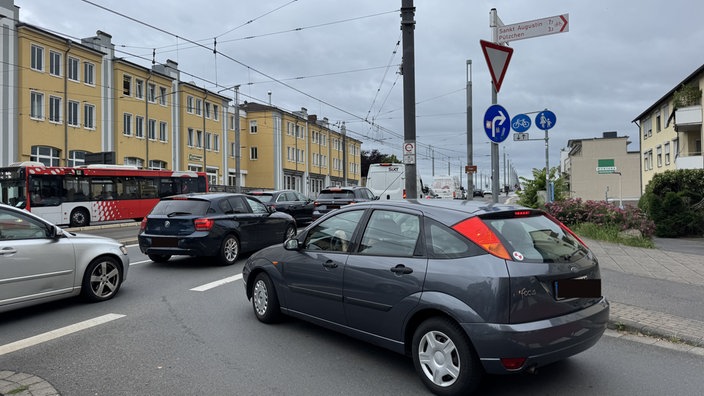 Autos stauen sich an der Auffahrt zu einer Brücke