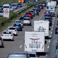 Stau auf einer Autobahn mit Pkw, Lkw und Wohnmobilen