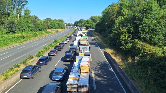 Autos stehen im Stau auf der A57.