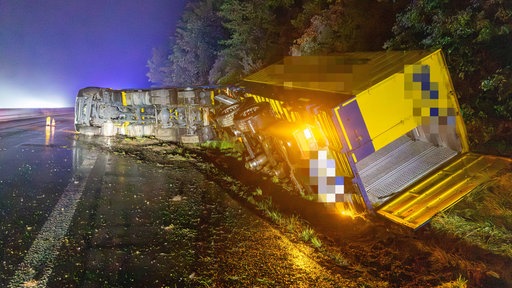 LKW liegt im Graben