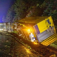LKW liegt im Graben