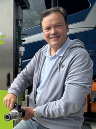 Christoph Golücke, Geschäftsführer der Wasserstoff-Tankstelle in Rheine, an einer Zapfsäule.