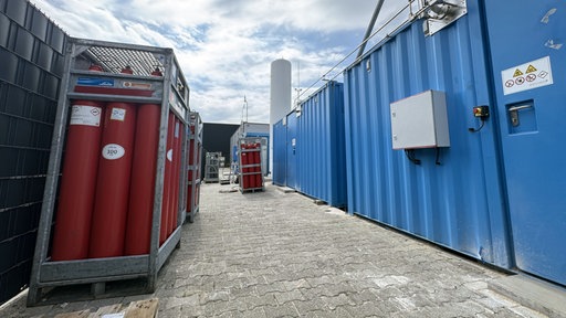 Ein Lagerhof mit Containern und Tanks mit Wasserstoff.