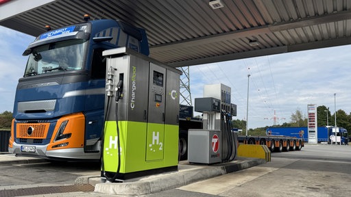 Ein Wasserstoff-Lkw an der Zapfsäule.