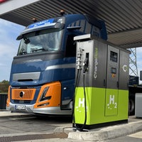 Ein Wasserstoff-Lkw an der Zapfsäule.