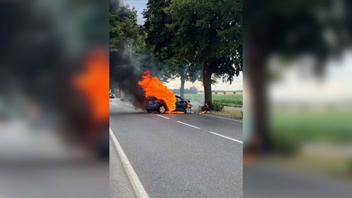Ein brennendes Auto mitten auf der Straße