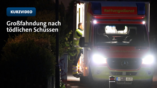 Ein sanitäter steigt in einen Rettungswagen