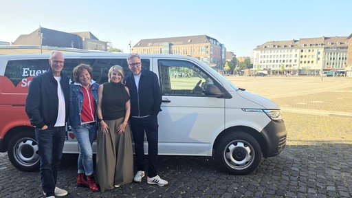 Die vier Moderatoren Sabine Heinrich, Steffi Neu, Jan Malte Andresen und Thomas Bug vor dem WDR 2-Bully