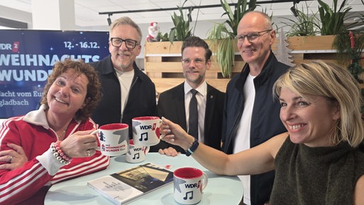 Die vier Moderatoren Sabine Heinrich, Steffi Neu, Jan Malte Andresen und Thomas Bug zusammen mit Mönchengladbachs Oberbürgermeister Felix Heinrichs