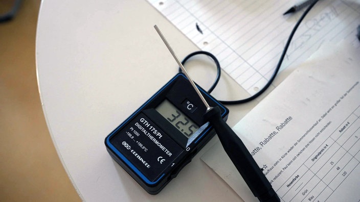 Ein Digitalthermometer zeigt eine Temperatur von 32,5 Grad Celsius an.