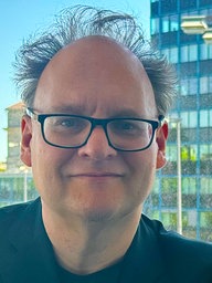 Marcus Bölz lächelt in die Kamera.