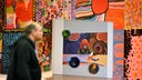Besucher besichtigt die Kusama Ausstellung in Köln 
