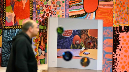 Besucher besichtigt die Kusama Ausstellung in Köln 