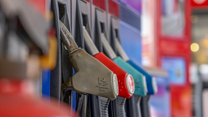 Eine Zapfsäule an einer Tankstelle