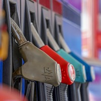 Eine Zapfsäule an einer Tankstelle