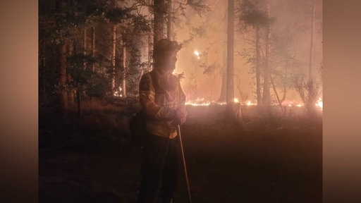 Leon Barthel steht im Hürtgenwald vor dem Waldbrand