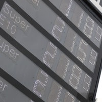 Blick auf die Preisanzeige einer Tankstelle unmittelbar nach 12 Uhr