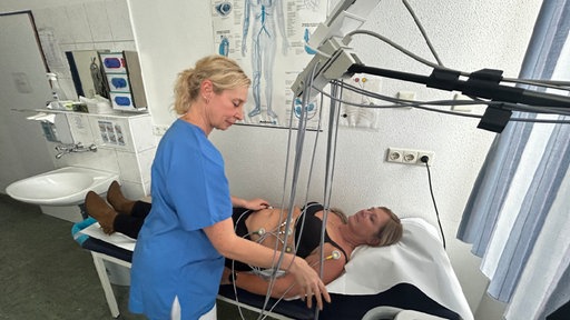 EKG an Patientin wird duchgeführt