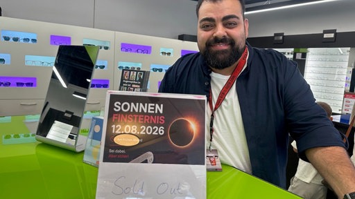 Optiker Johannes Avsar im Geschäft