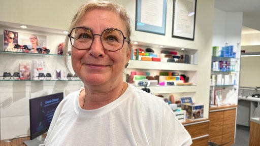 Optikerin aus Wuppertal im Geschäft, Simone Arlt