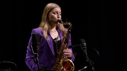Die WDR Big Band mit und unter Leitung von Emma Radwicz spielt das Konzert Young Cats am 07.03.2026 im Erholungshaus Leverkusen.