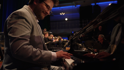 Simon Oslender mit der WDR Big Band