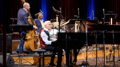 Das Monty Alexander Trio begleitet von der WDR Big Band unter Leitung von Jörg Achim Keller am 06.12.2025 in der Kölner Philharmonie.