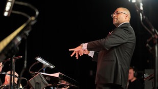 Jimmy Greene zusammen mit der WDR Big Band bei den 30. Hildener Jazztagen