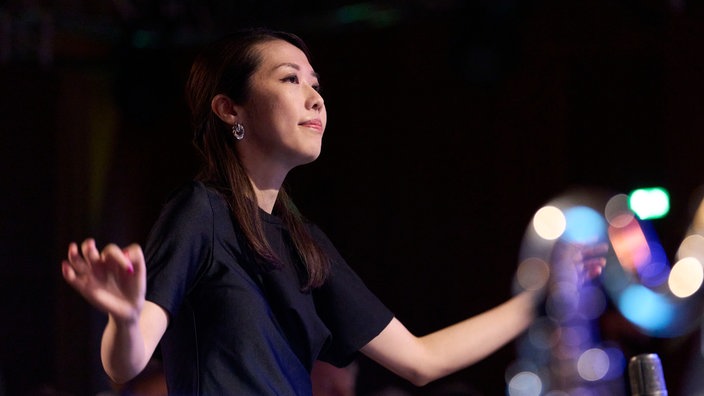 Die WDR Big Band unter Leitung von Miho Hazama am 13.12.2025 in der Kölner Philharmonie. 