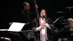 Die WDR Big Band mit Madeleine Peyroux unter der Leitung von Vince Mendoza am 14.06.2025 im Erholungshaus Leverkusen.