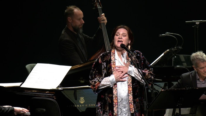 Die WDR Big Band mit Madeleine Peyroux unter der Leitung von Vince Mendoza am 14.06.2025 im Erholungshaus Leverkusen.