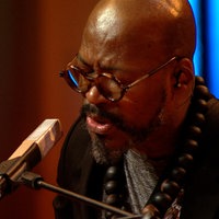 Gittarist Lionel Louke spielt mit der WDR Big Band im Rahmen des Konzertes WBB feat. Lionel Loueke & Dave Holland am 01.10.2025 im Funkhaus Wallrafplatz