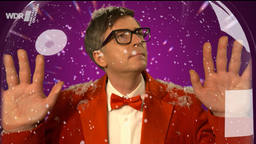 Ralph Caspers, gefangen in einer Weihnachtskugel
