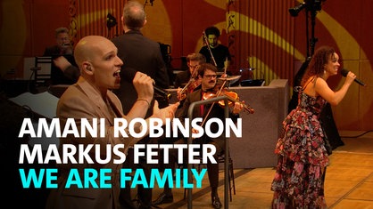 Amani Amani Robinson, Markus Fetter und das WDR Funkhausorchester unter Leitung von David Brophy präsentieren We Are Family von Sister Sledge am 04.07.2026 in der Kölner Philharmonie.