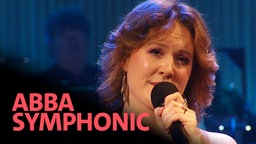 Sängerin Jessica Trocha beim Konzert "ABBA Symphonic" mit dem WDR Funkhausorchester