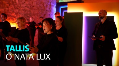 Der WDR Rundfunkchor unter Leitung von Philipp Ahmann spielt O Nata Lux von Thomas Tallis am 14.11.2025 im Zentrum für Internationale Lichtkunst in Unna.