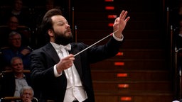 Petr Popelka dirigiert das WDR Sinfonieorchester