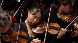 Linda Guo spielt Violine